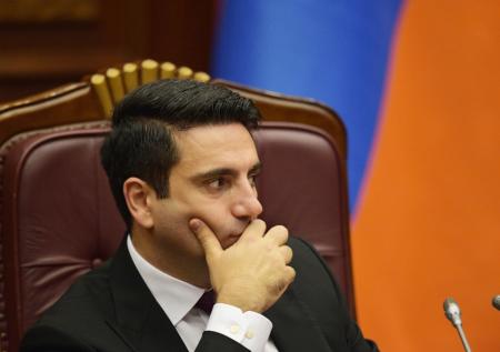 Плюнул в прохожего и создал фейк про Пашиняна: зачем это спикеру НС Армении