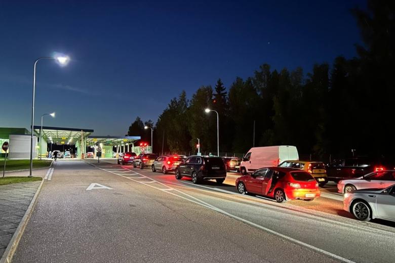 Очередь из автомобилей на границе России с Финляндией