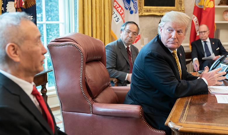 Президент США Дональд Трамп (справа) 