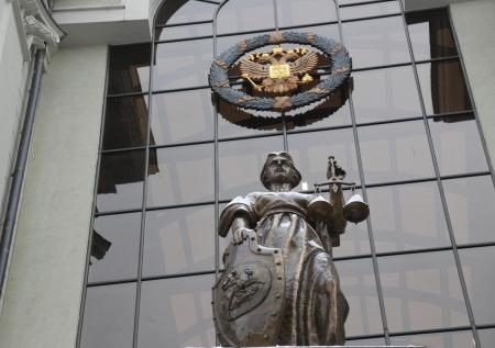 Врач вышел замуж за учителя: феминитивы приравнены к экстремизму?