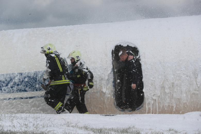 Тушение самолёта. Архивное фото
