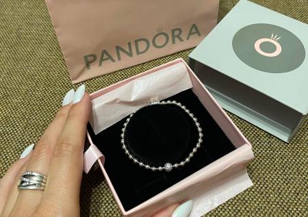 Ювелирная компания Pandora остановила работу в РФ и Белоруссии