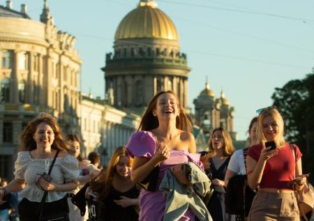 В двух российских столицах выпускники отметили вступление во взрослую жизнь