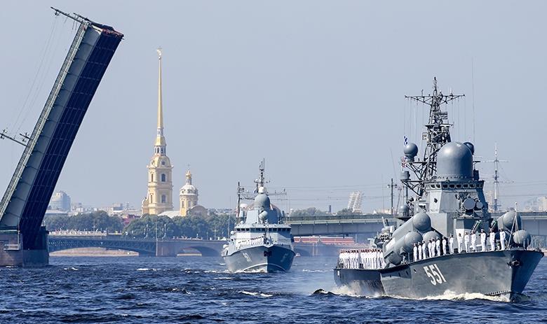 Малый ракетный корабль «Ливень» проекта 12341 и малый ракетный корабль «Ураган» проекта 22800 (справа налево) в акватории реки Невы 