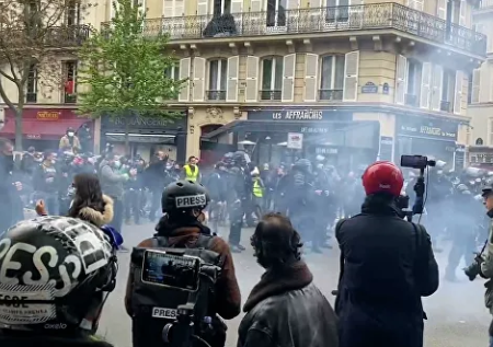 Петарды полетели в полицию на первомайской демонстрации в Париже