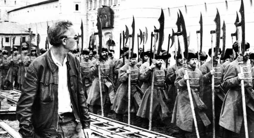 Леонид Гайдай проводит осмотр опричников царя на съемочной площадке