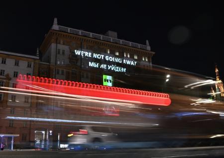 На здании посольства США в Москве появился «ответ» на санкции против RT