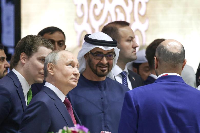 Перед началом переговоров Владимир Путин и президент ОАЭ Мухаммед Бен Заид Аль Нахайян осмотрели стенды Объединённых Арабских Эмиратов на площадке ПМЭФ-2023