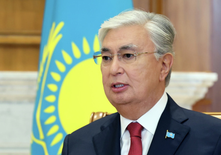 Токаев предложил заменить мужские объятия новым жестом