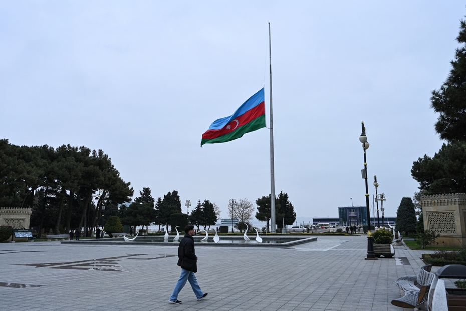 Приспущенный флаг на площади в Баку в память о погибших пассажирах самолета Azerbaijan Airlines