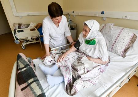 Уход за пожилыми передадут частникам