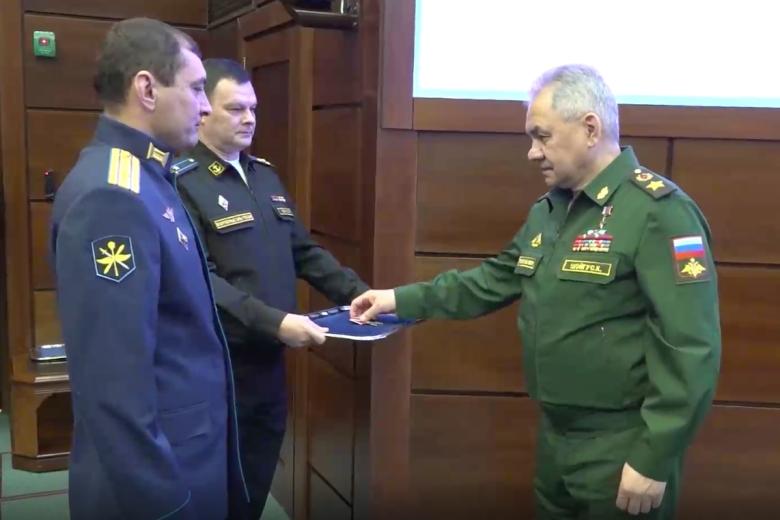 Сергей Шойгу вручил ордена Мужества лётчикам Су-27, которые сбили американский беспилотник над Чёрным морем