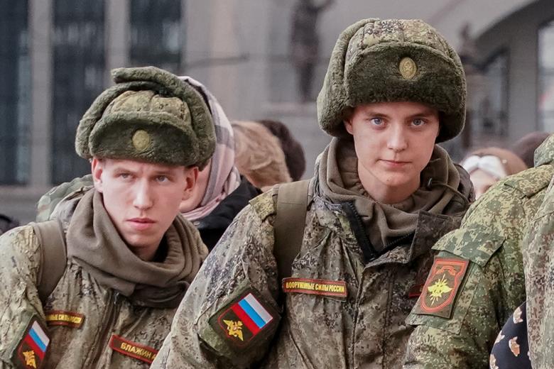 Солдаты срочной службы на платформе  Киевского вокзала в Москве
