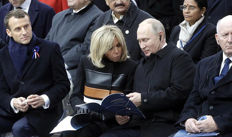 Эммануэль Макрон с женой Брижит и Владимир Путин