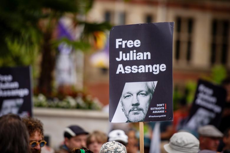 Высокий суд Лондона постановил, что основатель WikiLeaks Джулиан Ассанж может вновь оспорить решение о его экстрадиции в США