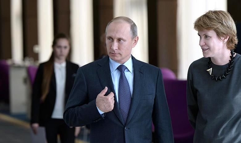 Президент РФ Владимир Путин с руководителем Фонда «Талант и успех», членом Совета при Президенте по науке и образованию, директором образовательного центра Еленой Шмелёвой
