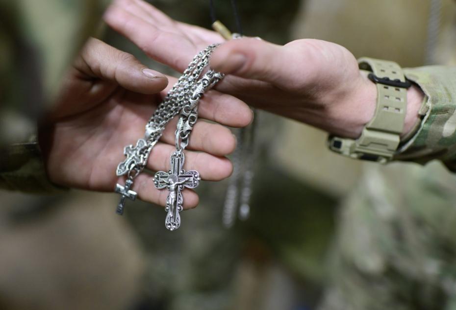 Нательные кресты военнослужащих ВС РФ на пасхальном молебне в блиндажном храме в Запорожской области
