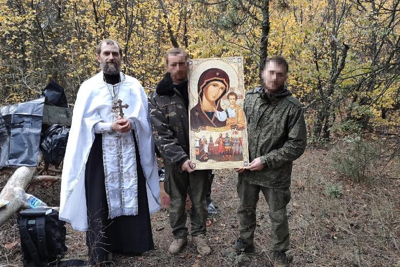 Протоиерей Виктор Иванов с солдатами-добровольцами в зоне СВО