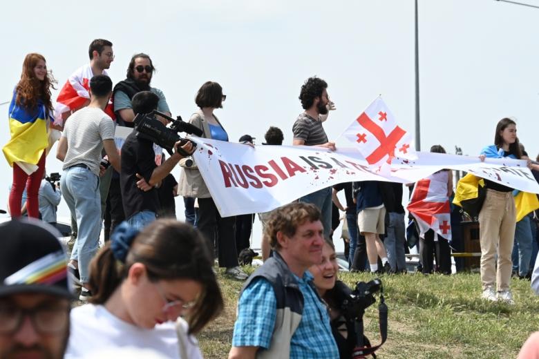 Представители грузинской оппозиционной партии «Дроа» («Время») на акции протеста в аэропорту Тбилиси