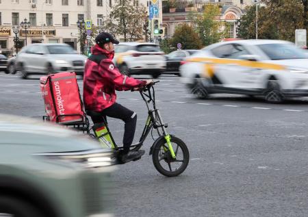 В Москве серьезно взялись за курьеров на электровелосипедах