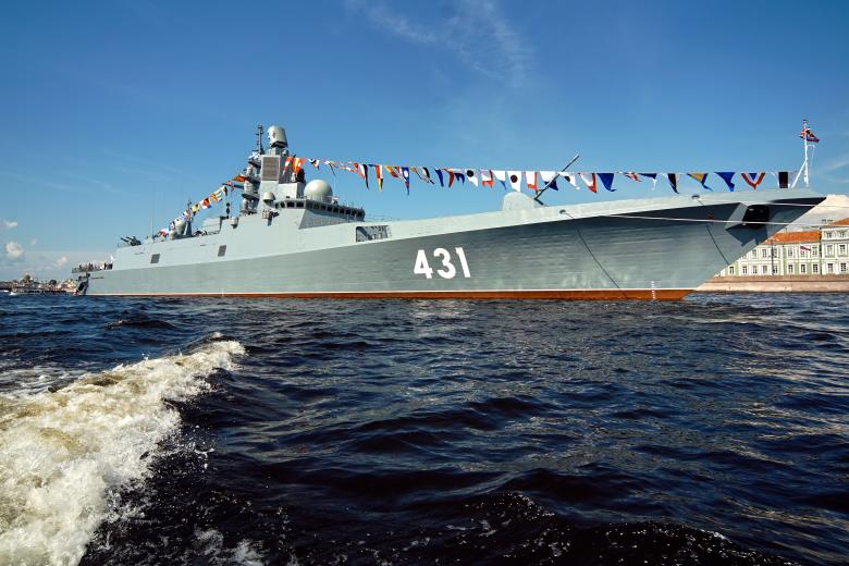 Фрегат Адмирал флота Касатонов на рейде реки Невы в Санкт-Петербурге