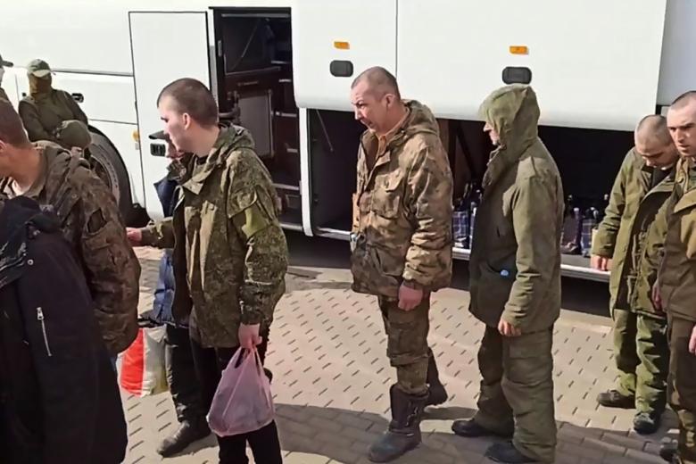 Российские военнослужащие, вернувшиеся из плена