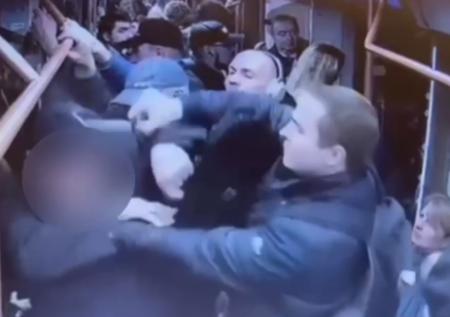 Пассажир метро в Москве распылил в лицо пенсионеру перцовый баллончик