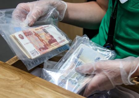 Экономист перечислила действия банков по возврату списанных соцвыплат