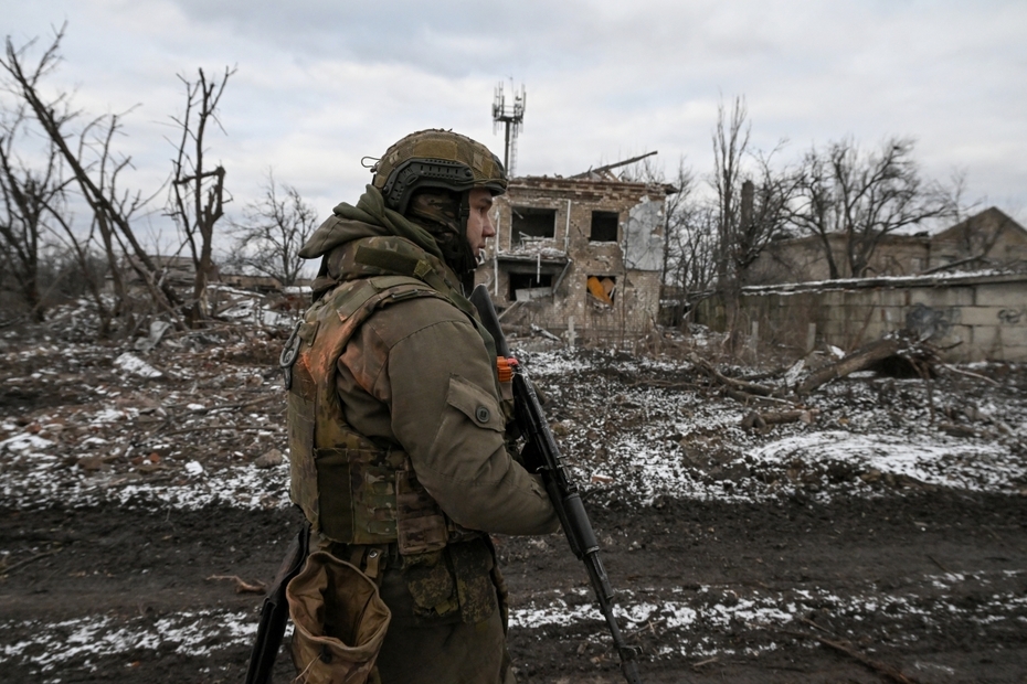 Военнослужащий Центрального военного округа в районе железнодорожного вокзала в освобожденной Авдеевке