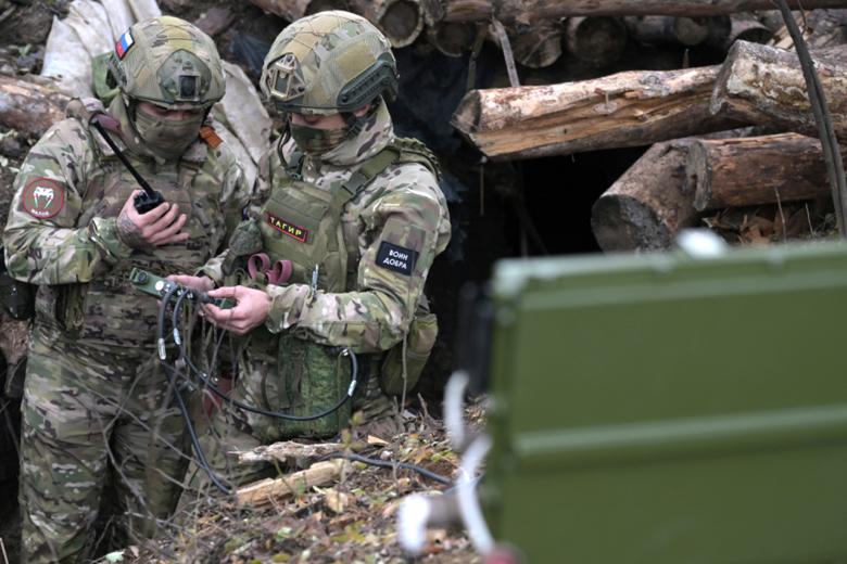 Разведчики 25-й общевойсковой армии группировки войск «Запад» наблюдают за показаниями станции наземной разведки в зоне специальной военной операции