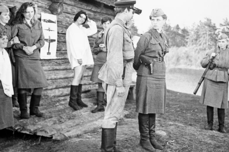 Кадр из фильма по одноименной повести Бориса Васильева «А зори здесь тихие...»