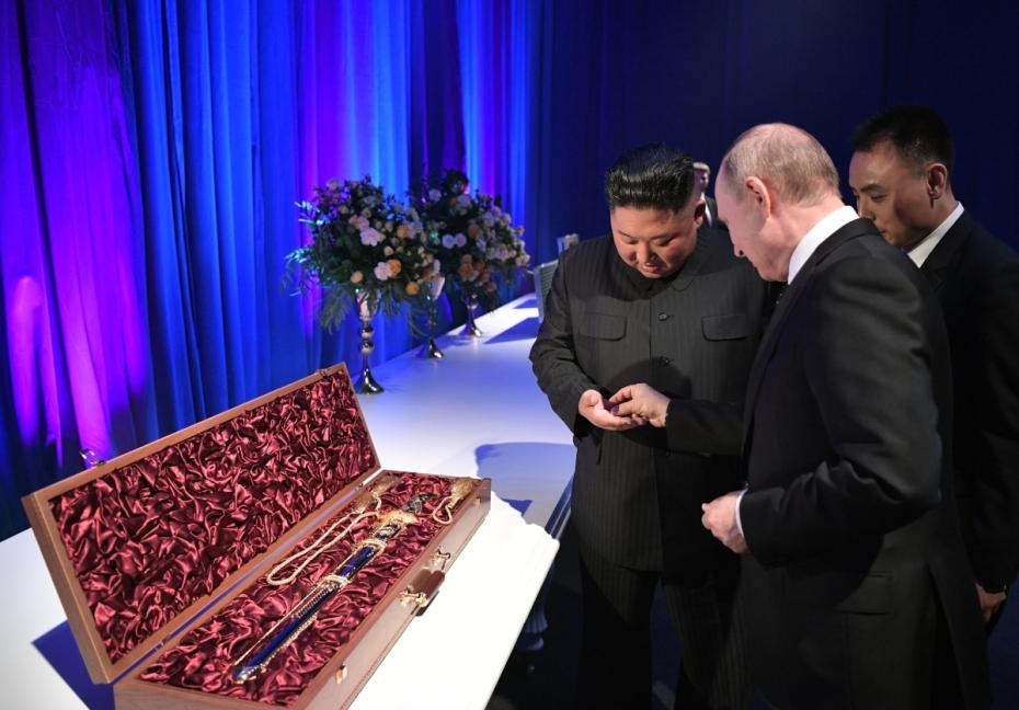 Лидер КНДР подарил президенту России Владимиру Путину корейский меч, 2019 год