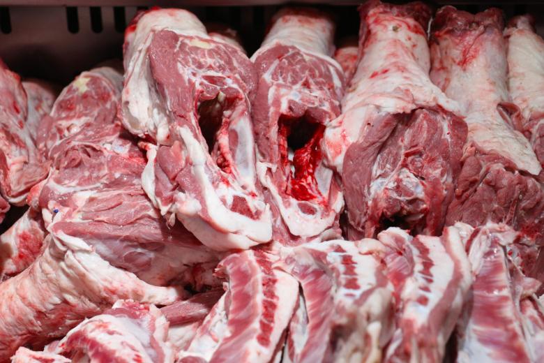 Продажа свежего мяса на Дорогомиловском рынке в Москве