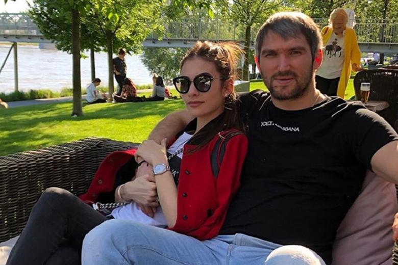 Александр Овечкин с супругой