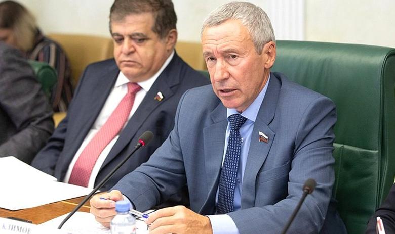 Глава временной комиссии по защите госсуверенитета Совета Федерации Андрей Климов 