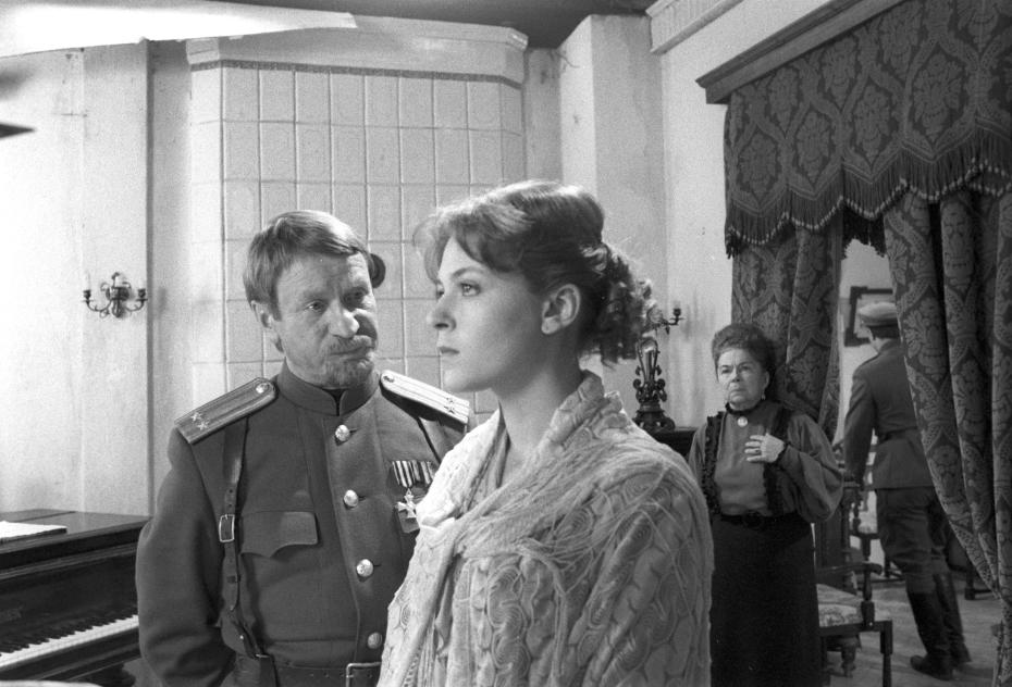 Артистка Елена Сергеевна Бондарчук, исполнительница главной роли, и артист Иван Иванович Краско в роли начальника контрразведки на съёмках фильма «Приходи свободным», 1983 год