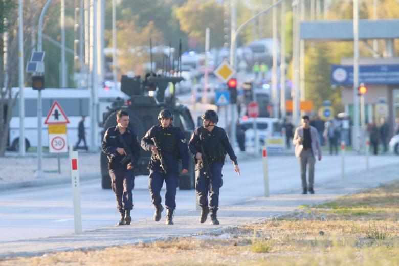 Турция, Анкара. Спасательные службы и полиция на месте теракта возле объекта турецкой аэрокосмической корпорации Tusaş