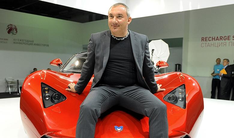 Президент российской компании Marussia Motors Николай Фоменко у автомобиля «Маруся»