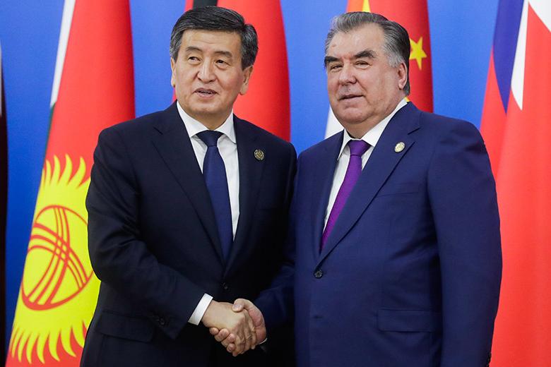 Президент Киргизии Сооронбай Жээнбеков и президент Таджикистана Эмомали Рахмон