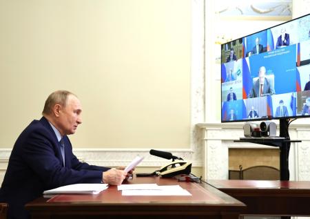 Путин призвал остановить «вытягивание денег» за занятия спортом