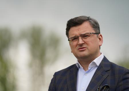Кулеба счел загадочным отказ Шольца от поставок танков Украине