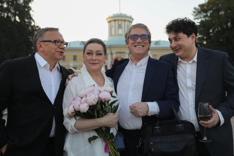 Режиссер, продюсер Игорь Угольников и актеры Мария Аронова, Валерий Гаркалин, Владислав Гандрабура (слева направо) в музее-усадьбе «Архангельское» во время ХХХ церемонии награждения лауреатов первой театральной премии «Хрустальная Турандот».