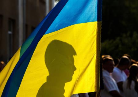 Украинцы устроили самосуд над девушкой-подростком за осквернение флага