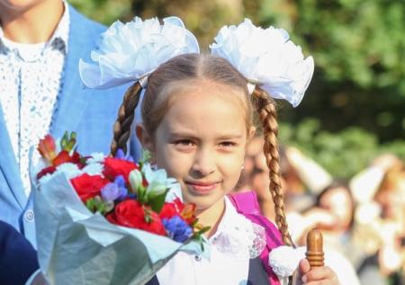 Трихолог назвала опасной популярную причёску для школьниц