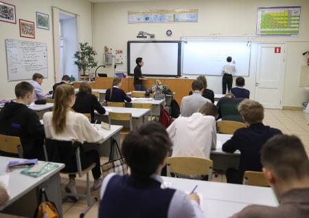 «Изображая толпу»: учителя начали кампанию против внеурочной нагрузки
