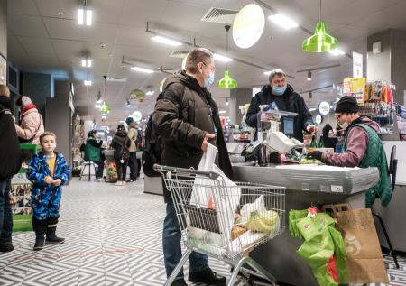«Калачом не заманишь»: даже безработные не хотят трудиться в гипермаркетах