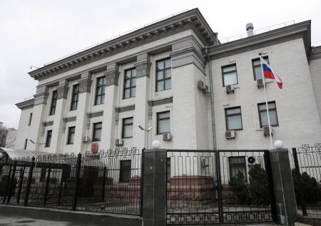 В Сети появилось видео со скандалом у посольства России в Киеве