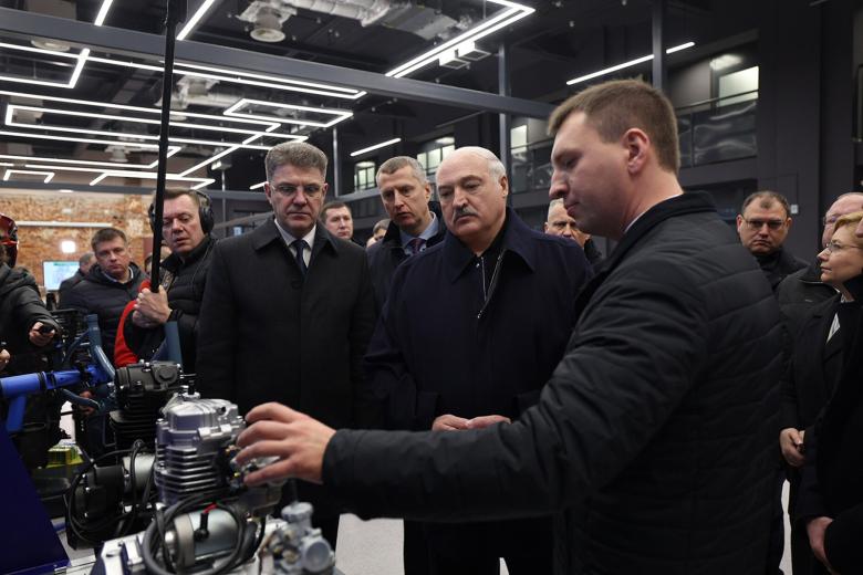 Александр Лукашенко во время посещения Минского городского технопарка