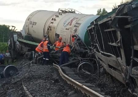 Человек погиб при сходе с путей грузового поезда в Тульской области  