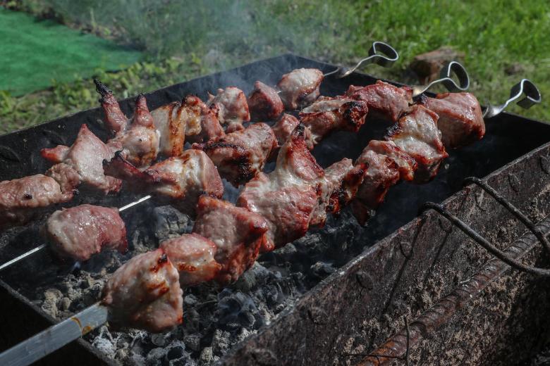Приготовление шашлыка на дачном участке